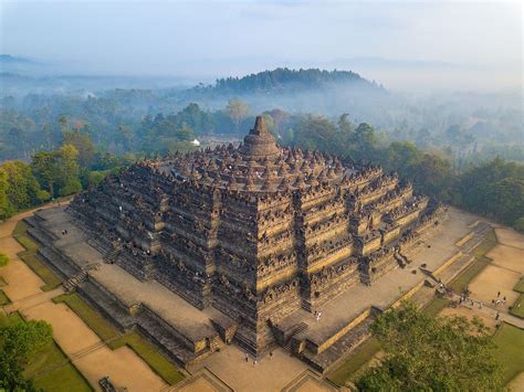 Borobudur Temppeli Rakentaminen Ja Sen Vaikutus Buddhismin Levimiseen Ja Kuten Myös Intian Kulttuurivaikutteiden Ilmentymiseen Indonesiassa